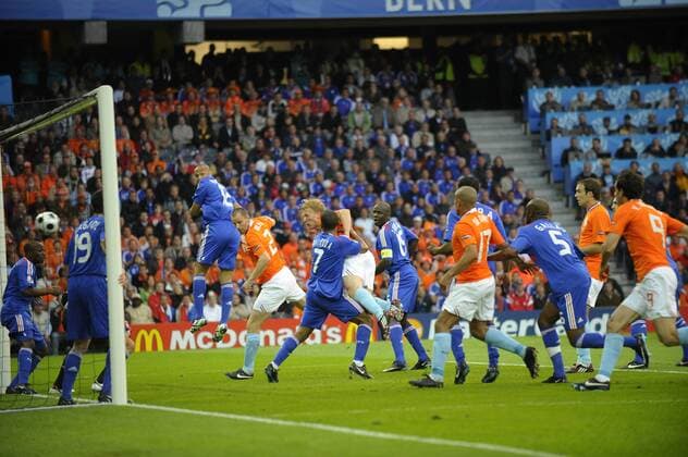 Dirk Kuyt (Niederlande, 5.v.li.) erzielt das Tor zum 1:0 -  Fußball EM Herren Euro 2008, Länderspiel, Nationalteam, Nationaltrikot, Niederlande - Frankreich Gruppe Bern Dynamik,