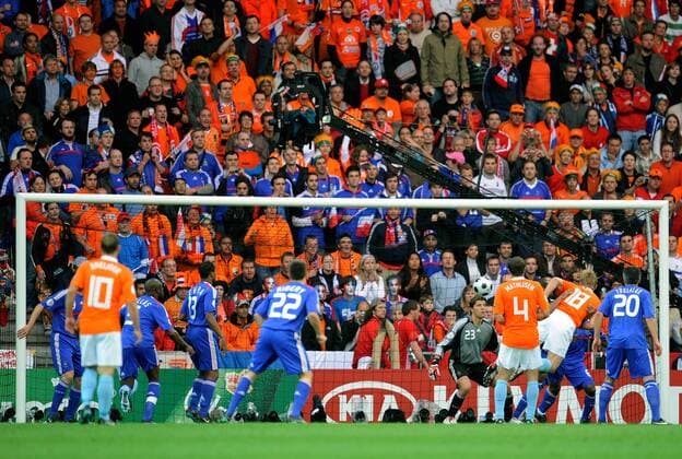 Dirk Kuyt (Niederlande, 2.v.re.) erzielt gegen Torwart Gregory Coupet (Frankreich) das Tor zum 1:0 - Fußball Länderspiel Herren EURO 2008, EM, Nationaltrikot, Nationalteam, Frankreich - Niederlande 1:4 Totale Bern Spannung