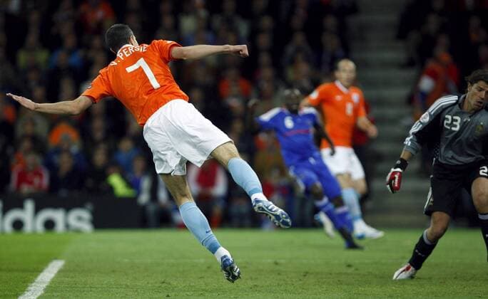 Robin van Persie (Niederlande) erzielt gegen Torwart Gregory Coupet (Frankreich) das Tor zum 2:0-  - NOxONLINExUSE Fußball Länderspiel Herren EURO 2008, EM, Nationalteam, Nationaltrikot, Frankreich - Niederlande 1:4 Gruppe Bern