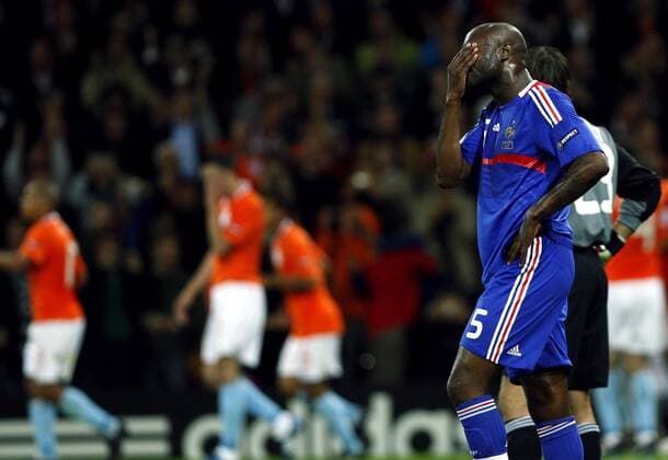 William Gallas (Frankreich) verzweifelt -  - NOxONLINExUSE Fußball Länderspiel Herren EURO 2008, EM, Nationalteam, Nationaltrikot, Einzelbild Bern Enttäuschung,