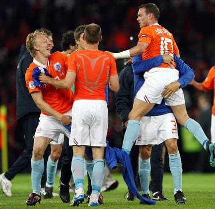 Schlussjubel Niederlande mit Wesley Sneijder (re.) und Dirk Kuyt (li.) -  Fußball EM Herren Euro 2008, Länderspiel, Nationalteam, Nationaltrikot Gruppe Bern Freude,
