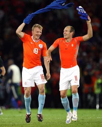 Arjen Robben (re.) und Dirk Kuyt (beide Niederlande) - Schlussjubel -  Fußball EM Herren Euro 2008, Länderspiel, Nationalteam, Nationaltrikot Gruppe Bern Freude,