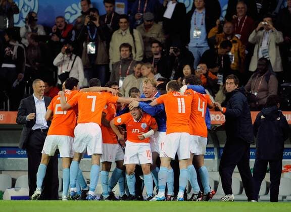 Torjubel Niederlande - Torschütze Wesley Sneijder (Mitte) lässt sich feiern - Fußball Länderspiel Herren EURO 2008, EM, Nationalteam, Nationaltrikot Totale Bern Freude, Begeisterung,