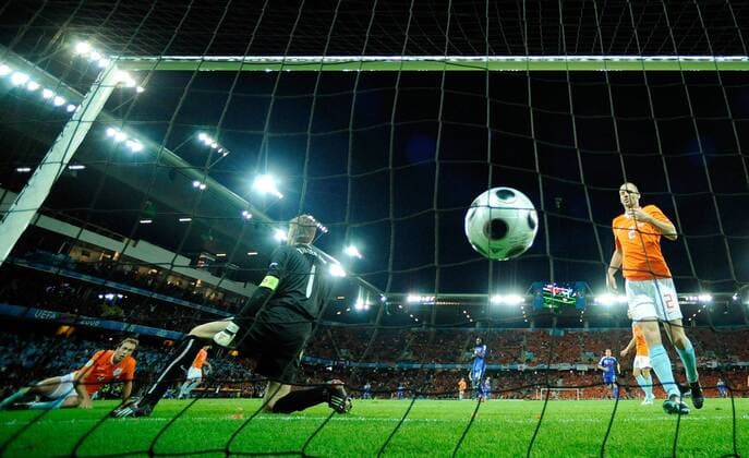 Torwart Edwin van der Sar (Niederlande) kassiert ein Tor - Fußball Länderspiel Herren EURO 2008, EM, Nationalteam, Nationaltrikot Gruppe Bern Enttäuschung,