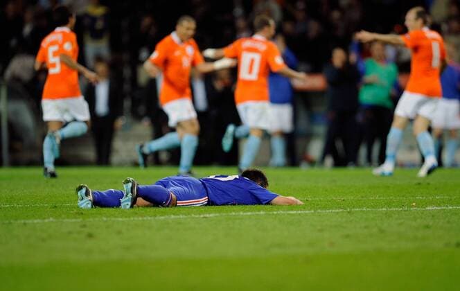 Jeremy Toulalan (Frankreich) enttäuscht am Boden - Fußball Länderspiel Herren EURO 2008, EM, Nationalteam, Nationaltrikot, Frankreich - Niederlande 1:4 Einzelbild Bern Verzweiflung