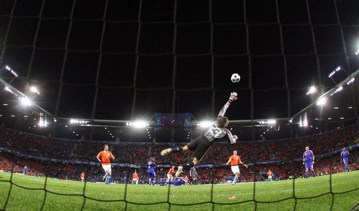 Wesley Sneijder (Niederlande, hi.) trifft zum 4:1 gegen Torwart Gregory Coupet (Frankreich) - Fußball EM Herren EURO 2008, Länderspiel, Nationalmannschaft, Nationaltrikot Gruppe Bern Dynamik,