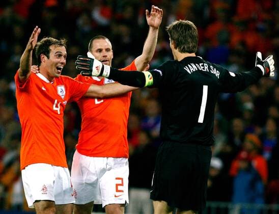 Jubel Niederlande, v.li.: Joris Mathijsen, Andre Ooijer und Torwart Edwin van der Sar -  Fußball Länderspiel Herren EURO 2008, EM, Nationalteam, Nationaltrikot Gruppe Bern Freude,
