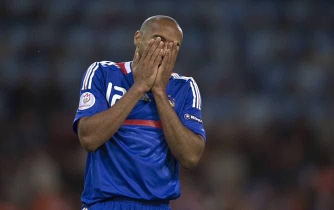 Thierry Henry (Frankreich) enttäuscht Fußball EM Herren Euro 2008, Länderspiel, Nationalmannschaft, Nationaltrikot Einzelbild Bern Enttäuschung,
