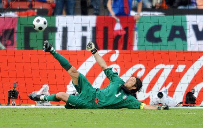 Torwart Gianluigi Buffon (Italien) pariert den Elfmeter Fußball EM Herren Euro 2008, Länderspiel, Nationalteam, Nationaltrikot, Italien Einzelbild Zürich Dynamik, Abwehr,