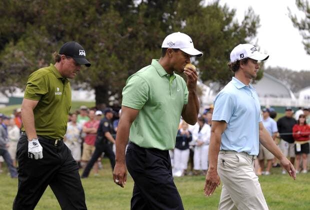 Tiger Woods (Mitte) isst einen Apfel, daneben Phil Mickelson (li., beide USA) und Adam Scott (Australien) -  (SAN20080613374) Golf Herren US Open 2008, PGA Tour Gruppe Torrey Pines San Diego