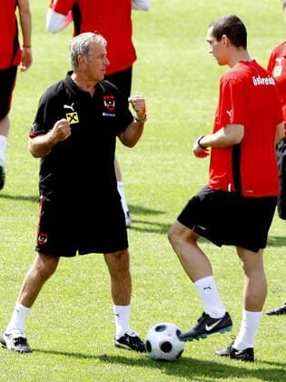 Nationaltrainer Josef Hickersberger (li.) und Emanuel Pogatetz (beide Österreich) -  Fußball EM Herren Euro 2008, Nationalteam, Training Gruppe Stegersbach