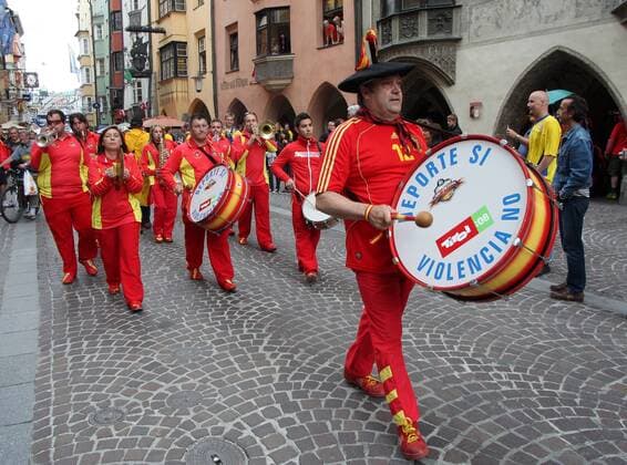 Trommler und Fanoriginal Manolo und andere spanische Fans ziehen musizierend durch die Innsbrucker Altstadt unter dem Slogan Deporte Si, Violenca No - Sport Ja, Gewalt Nein Fußball EM Herren Euro 2008, Nationalmannschaft Totale Innsbruck 