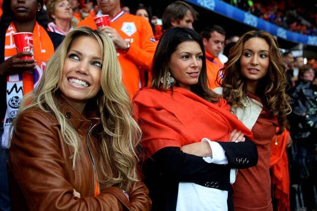 Spielerfrauen der Niederlande als Zuschauer auf der Tribüne, v. li.: Sylvie van der Vaart, Ehefrau von Rafael van der Vaart, Sabia Boulahrouz, Ehefrau von Khalid Boulahrouz, Bouchra van Persie, Ehefrau von Robin van Persie -  Fußball EM Herren Euro 2008, Länderspiel, Nationalteam Gruppe Bern Freude,