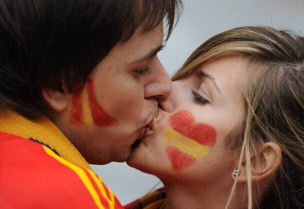 Spanisches Fanpärchen mit Gesichtsbemalung in Landesfarben - Fußball Länderspiel Herren EURO 2008, EM, Nationalteam, Gruppe Innsbruck Romantik, Sinnlichkeit,