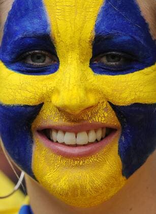 Weiblicher schwedischer Fan mit Gesichtsbemalung in Landesfarben - Fußball Länderspiel Herren EURO 2008, EM, Nationalteam, Porträt Innsbruck