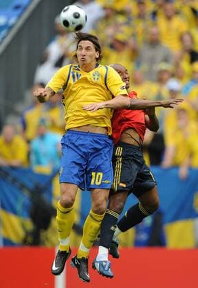 Zlatan Ibrahimovic (Schweden, li.) gegen Marcos Senna (Spanien) - Fußball EM Herren Euro 2008, Länderspiel, Nationalteam, Nationaltrikot, Schweden - Spanien 1:2 Gruppe Innsbruck Dynamik,