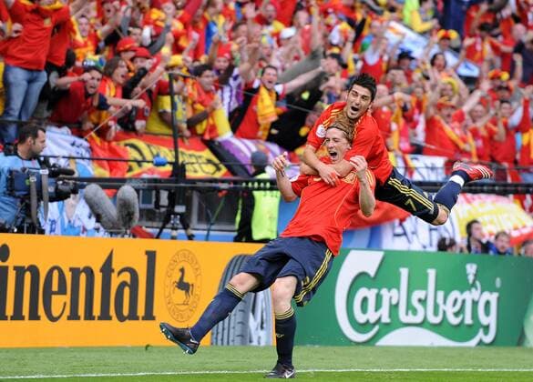 Fernando Torres (li.) und David Villa (beide Spanien) - Torjubel - Fußball EM Herren Euro 2008, Länderspiel, Nationalteam, Nationaltrikot, Schweden - Spanien 1:2 Gruppe Innsbruck Dynamik, Freude, Begeisterung,