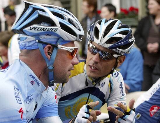 Andreas Klöden (Astana, re.) im Gespräch mit Stefan Schumacher (beide Deutschland Gerolsteiner) Radsport Herren Tour de Suisse 2008, ProTour, Straßenradsport, Straße, Rad Gruppe 1. Etappe: Langnau - Langnau