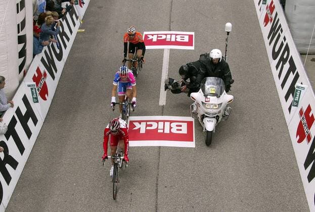Kameramann filmt die Ausreißergruppe, v.vorn: Steve Zampieri (Cofidis), David Loosli (beide Schweiz Lampre) und Inigo Landaluze (Euskaltel Euskadi) Radsport Herren Tour de Suisse 2008, ProTour, Straßenradsport, Straße, Rad Gruppe Kamera, Fernsehkamera 1. Etappe: Langnau - Langnau