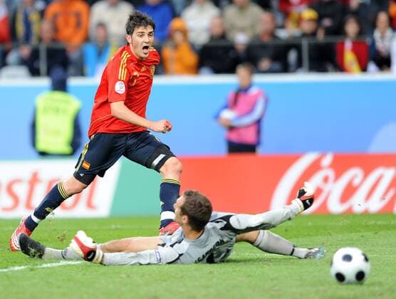 David Villa (Spanien, li.) erzielt das 2:1 gegen Torwart Andreas Isaksson (Schweden) - Fußball EM Herren Euro 2008, Länderspiel, Nationalteam, Nationaltrikot, Spanien - Schweden 2:1 Gruppe Innsbruck Dynamik,
