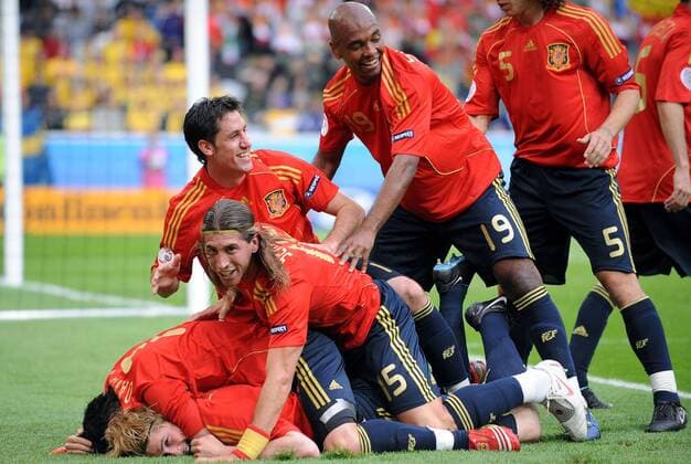 Torjubel Spanien - Torschütze Fernando Torres (li.) lässt sich von Sergio Ramos (vorn), Joan Capdevila (hi.li.) und Marcos Senna (2.v.re.) feiern - Fußball EM Herren Euro 2008, Länderspiel, Nationalteam, Nationaltrikot Gruppe Innsbruck Freude,