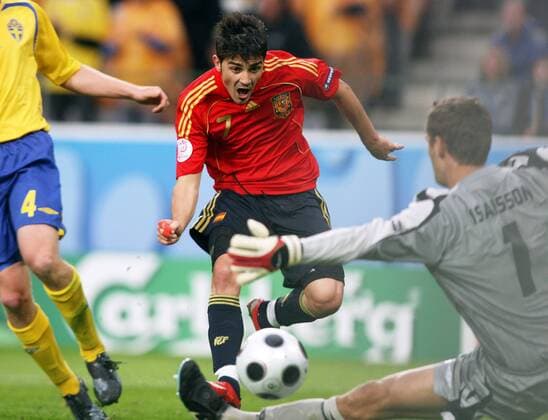David Villa (Spanien) erzielt das 2:1 gegen Torwart Andreas Isaksson (Schweden) Fußball EM Herren Euro 2008, Länderspiel, Nationalteam, Nationaltrikot, Schweden - Spanien 1:2 Gruppe Innsbruck Dynamik,