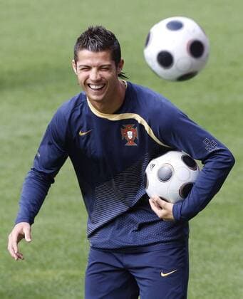 Cristiano Ronaldo (Portugal) hat seinen Spaß -  - NOxONLINExUSE Fußball EM Herren Euro 2008, Nationalteam, Training Einzelbild Neuchatel Komik, Freude, Begeisterung,