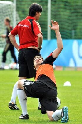 Arne Friedrich (vorn) und Bundestrainer Joachim Löw (beide Deutschland) -  Fußball EM Herren Euro 2008, Training, Nationalteam, Gruppe Ascona