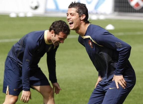 Cristiano Ronaldo (Portugal, re.) hat seinen Spaß -  - NOxONLINExUSE Fußball EM Herren Euro 2008, Nationalteam, Training Gruppe Neuchatel Komik, Freude, Begeisterung,