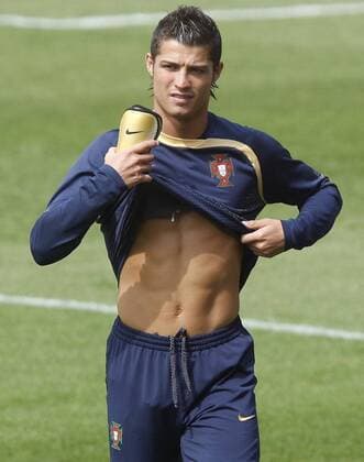 Cristiano Ronaldo (Portugal) zeigt seinen Bauch -  - NOxONLINExUSE Fußball EM Herren Euro 2008, Nationalteam, Training Einzelbild Neuchatel Nachdenklichkeit, Sinnlichkeit,