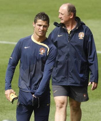 Cristiano Ronaldo vor Nationaltrainer Luiz Felipe Scolari (beide Portugal) -  - NOxONLINExUSE Fußball EM Herren Euro 2008, Nationalteam, Training Gruppe Neuchatel Fußball EM Herren Euro 2008, Nationalteam, Training Gruppe Neuchatel