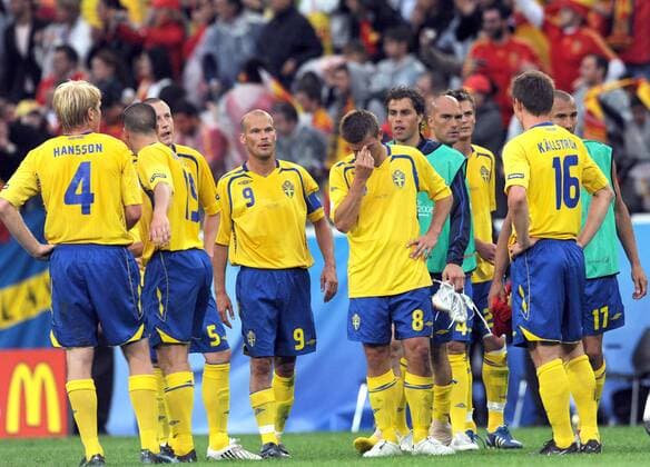Enttäuschte Schweden mit Fredrik Ljungberg (Mitte) - Fußball EM Herren Euro 2008, Länderspiel, Nationalteam, Nationaltrikot Totale Innsbruck Enttäuschung,