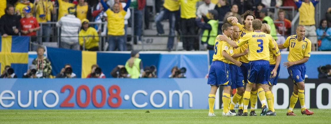 Torjubel Schweden mit Zlatan Ibrahimovic (Mitte) und Henrik Larsson (re.) Fußball EM Herren Euro 2008, Länderspiel, Nationalteam, Nationaltrikot Totale Innsbruck Freude,