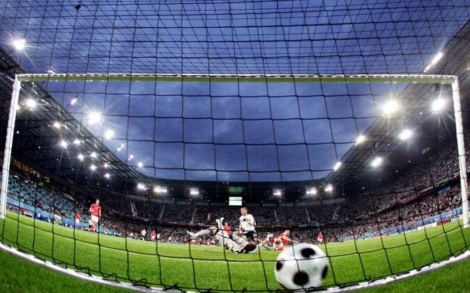 Der Ball ist drin! Lukas Podolski (Deutschland, Mitte) hat das 1:0 erzielt -  Fußball EM Herren Euro 2008, Länderspiel, Nationalteam, Nationaltrikot, Deutschland - Polen 2:1 Totale Wörtherseestadion, Wörthersee Klagenfurt