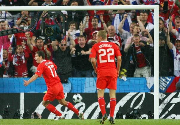 Konstantin Zyryanov (Rußland, li.) - Torjubel - Fußball EM Herren Euro 2008, Länderspiel, Nationalteam, Nationaltrikot Gruppe Salzburg Begeisterung, Freude,
