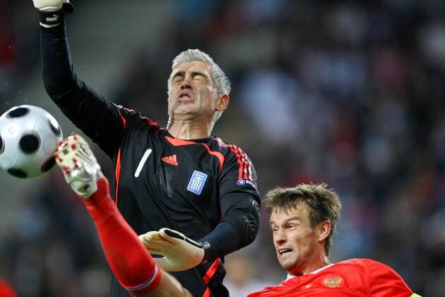 Torwart Antonios Nikopolidis (Griechenland) gegen Sergey Semak (Russland) -  Fußball EM Herren Euro 2008, Länderspiel, Nationalteam, Nationaltrikot, Griechenland - Russland 0:1 Gruppe Salzburg Dynamik, Kampf,