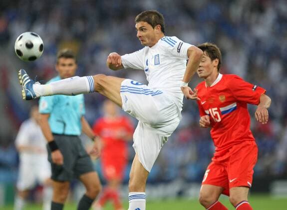 Angelos Charisteas (Griechenland, li.) im Duell Fußball EM Herren Euro 2008, Länderspiel, Nationalteam, Nationaltrikot, Rußland - Griechenland 1:0 Gruppe Salzburg Dynamik,
