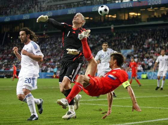 Sergey Semak (Rußland, re.) leitet gegen Torwart Antonis Nikopolidis und Ioannis Amanatidis (beide Griechenland) das 1:0 ein Fußball EM Herren Euro 2008, Länderspiel, Nationalteam, Nationaltrikot, Rußland - Griechenland 1:0 Gruppe Salzburg Dynamik,