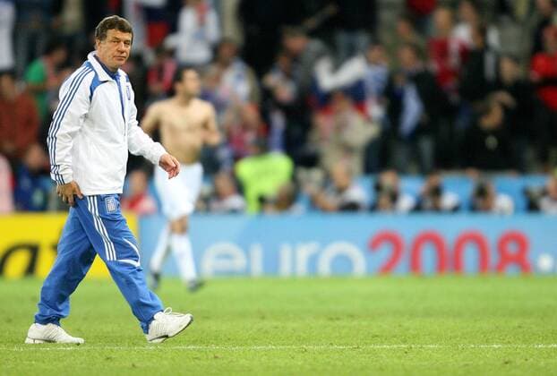 Nationaltrainer Otto Rehhagel (Griechenland) - Fußball EM Herren Euro 2008, Länderspiel, Nationalteam Einzelbild Salzburg Nachdenklichkeit, Enttäuschung, Skepsis, Fußball EM Herren Euro 2008, Länderspiel, Nationalteam Einzelbild Salzburg Nachdenklichkeit, Enttäuschung, Skepsis,