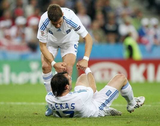 Angelos Charisteas (li.) hilft Theofanis Gekas (beide Griechenland) auf Fußball EM Herren Euro 2008, Länderspiel, Nationalteam, Nationaltrikot Gruppe Salzburg Enttäuschung,