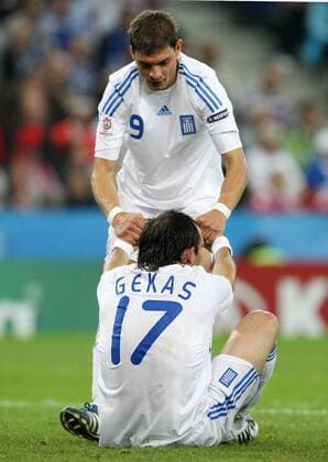 Angelos Charisteas (hi.) hilft Theofanis Gekas (Griechenland) auf Fußball EM Herren Euro 2008, Länderspiel, Nationalteam, Nationaltrikot Gruppe Salzburg Enttäuschung,