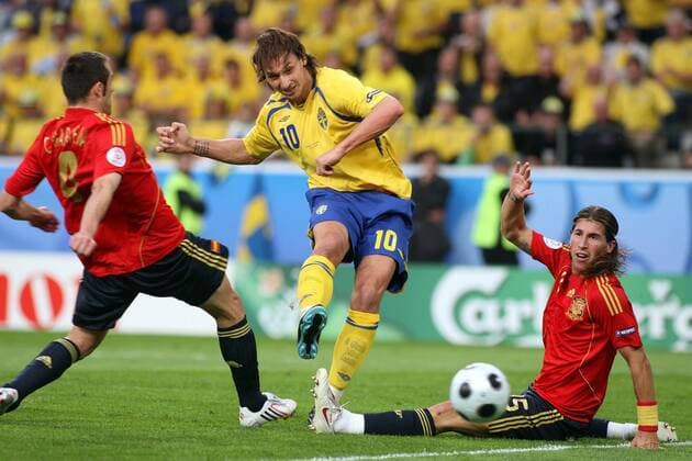 Zlatan Ibrahimovic (Schweden, Mitte) schießt das 1:1 gegen Sergio Ramos (re.) und Carlos Marchena (beide Spanien) - Fußball EM Herren Euro 2008, Länderspiel, Nationalmannschaft, Nationaltrikot, Schweden - Spanien 1:2 Gruppe Innsbruck Dynamik,