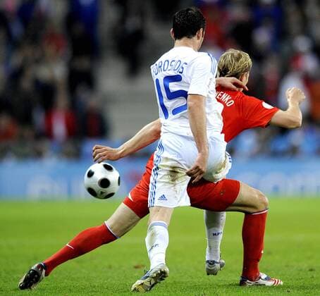 Vassilis Torosidis (Griechenland, vorn) gegen Roman Pavlyuchenko (Russland) -  Fußball Länderspiel Herren EURO 2008, EM, Nationalteam, Nationaltrikot, Griechenland - Russland 0:1 Gruppe Salzburg Dynamik, Kampf,