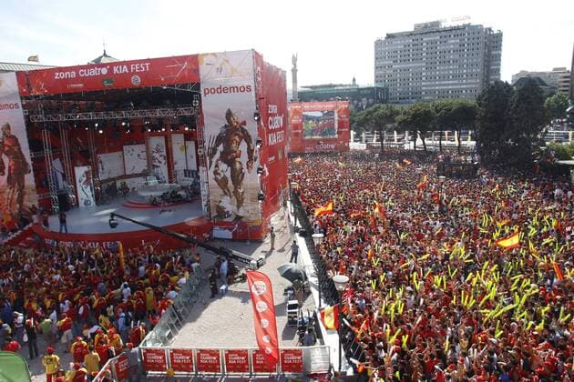Public Viewing in Madrid anlässlich der Fußball Europameisterschaft 2008 -  - NOxONLINExUSE Fußball EM Herren Euro 2008, Länderspiel, Nationalteam, Public Viewing, Fußballübertragung, Liveübertragung Totale o0 Plaza Colon Madrid