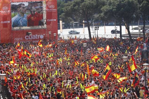 Fußballfans aus Spanien beim Public Viewing in Madrid anlässlich der Fußball EM 2008 -  - NOxONLINExUSE Fußball EM Herren Euro 2008, Länderspiel, Nationalteam, Public Viewing, Fußballübertragung, Liveübertragung Totale o0 Plaza Colon Madrid