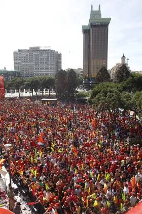 Fußballfans aus Spanien beim Public Viewing in Madrid anlässlich der Fußball EM 2008 -  - NOxONLINExUSE Fußball EM Herren Euro 2008, Länderspiel, Nationalteam, Public Viewing, Fußballübertragung, Liveübertragung Totale Madrid
