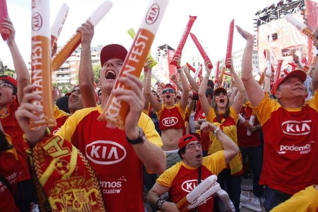 Fußballfans aus Spanien jubeln beim Public Viewing in Madrid anlässlich der Fußball EM 2008 -  - NOxONLINExUSE Fußball EM Herren Euro 2008, Länderspiel, Nationalteam, Public Viewing, Fußballübertragung, Liveübertragung Gruppe Madrid Begeisterung, Freude,