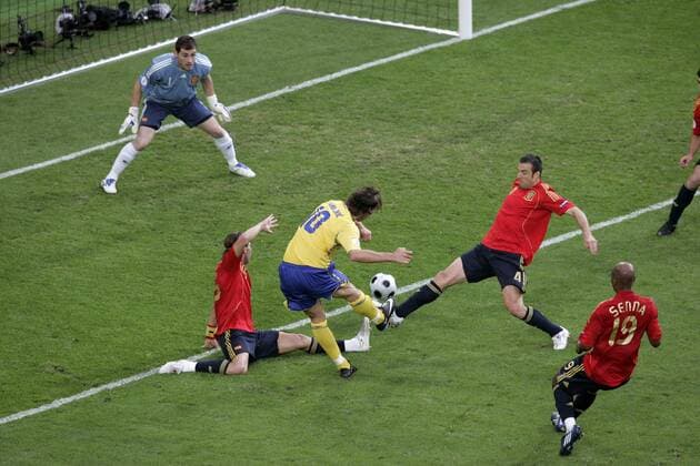 Zlatan Ibrahimovic (Schweden) erzielt gegen Torwart Iker Casillas (Spanien) das Tor zum 1:1 -  - NOxONLINExUSE Fußball Länderspiel Herren EURO 2008, EM, Nationalteam, Nationaltrikot, Spanien - Schweden 2:1 Gruppe Innsbruck