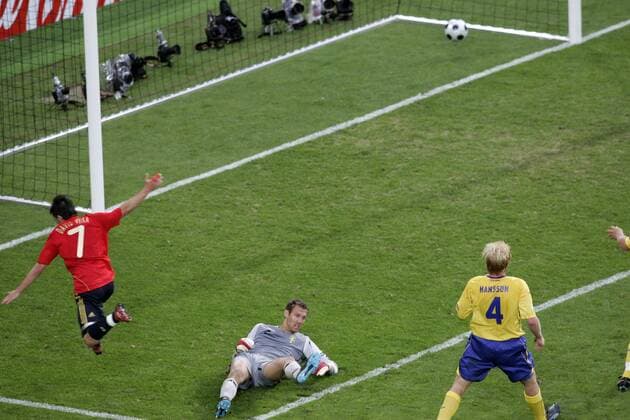 David Villa (Spanien, li.) erzielt gegen Torwart Andreas Isaksson (Schweden) das Tor zum 2:1 -  - NOxONLINExUSE Fußball Länderspiel Herren EURO 2008, EM, Nationalteam, Nationaltrikot, Spanien - Schweden 2:1 Gruppe Innsbruck Dynamik,