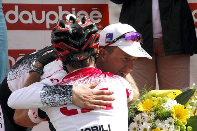 Chris Sörensen (Dänemark CSC) nimmt nach dem Gewinn der 6. Etappe der Dauphine Libere 2008 Glückwünsche eines Teamkollegen entgegen -  Radsport Herren Criterium du Dauphine Libere 2008, ProTour, Straßenradsport, Straße, Rad Gruppe 6. Etappe: Morzine - La Toussuire